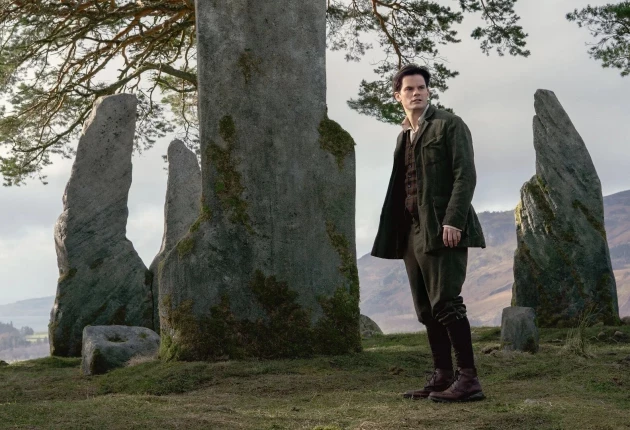 Промо-кадр из 2 серии 1 сезона сериала Чужестранка: Кровь от крови моей 2025г